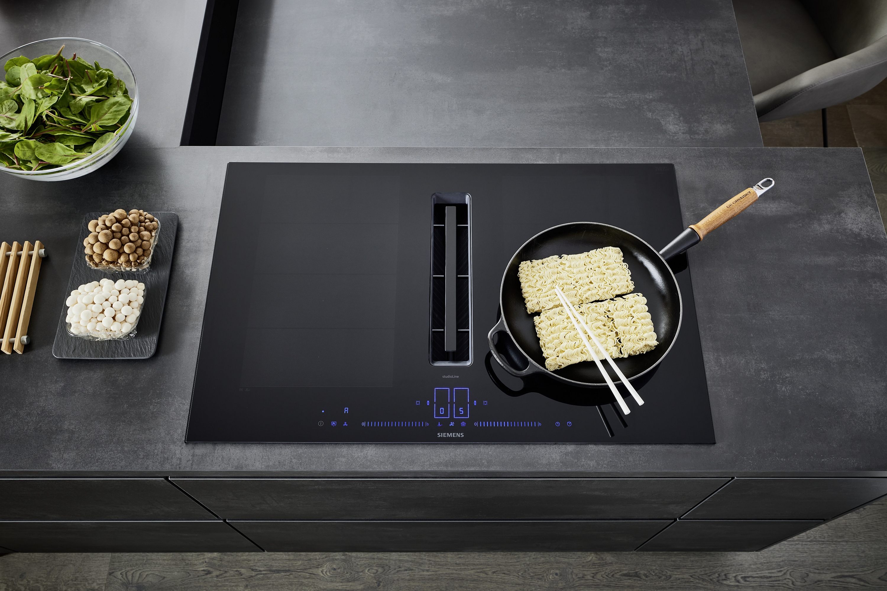 Siemens Induktionskochfeld mit Grillpfanne und Reisnudeln