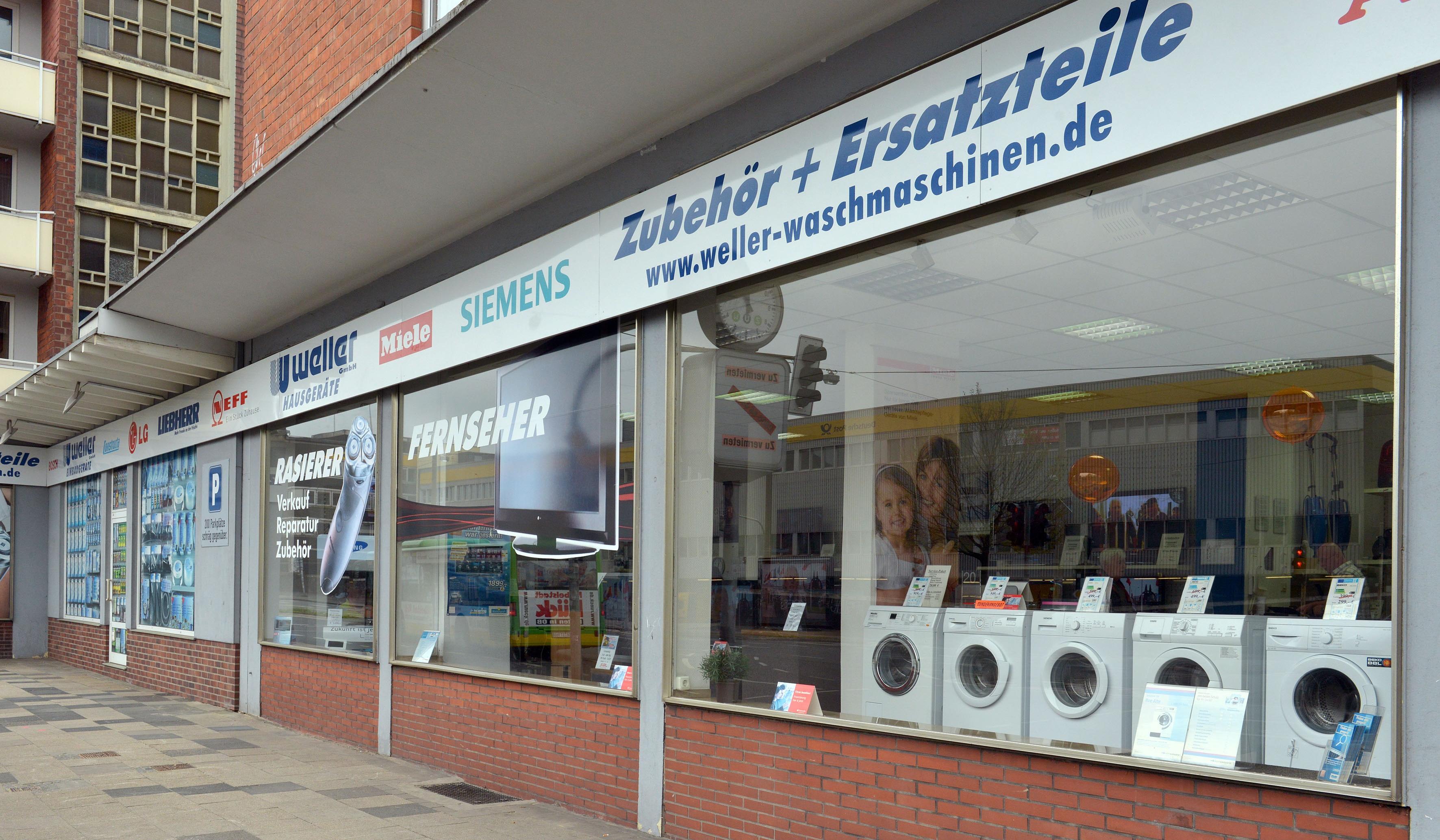 Elektrofachgeschäft mit Waschtrocknern und Haushaltsgeräten im Schaufenster.
