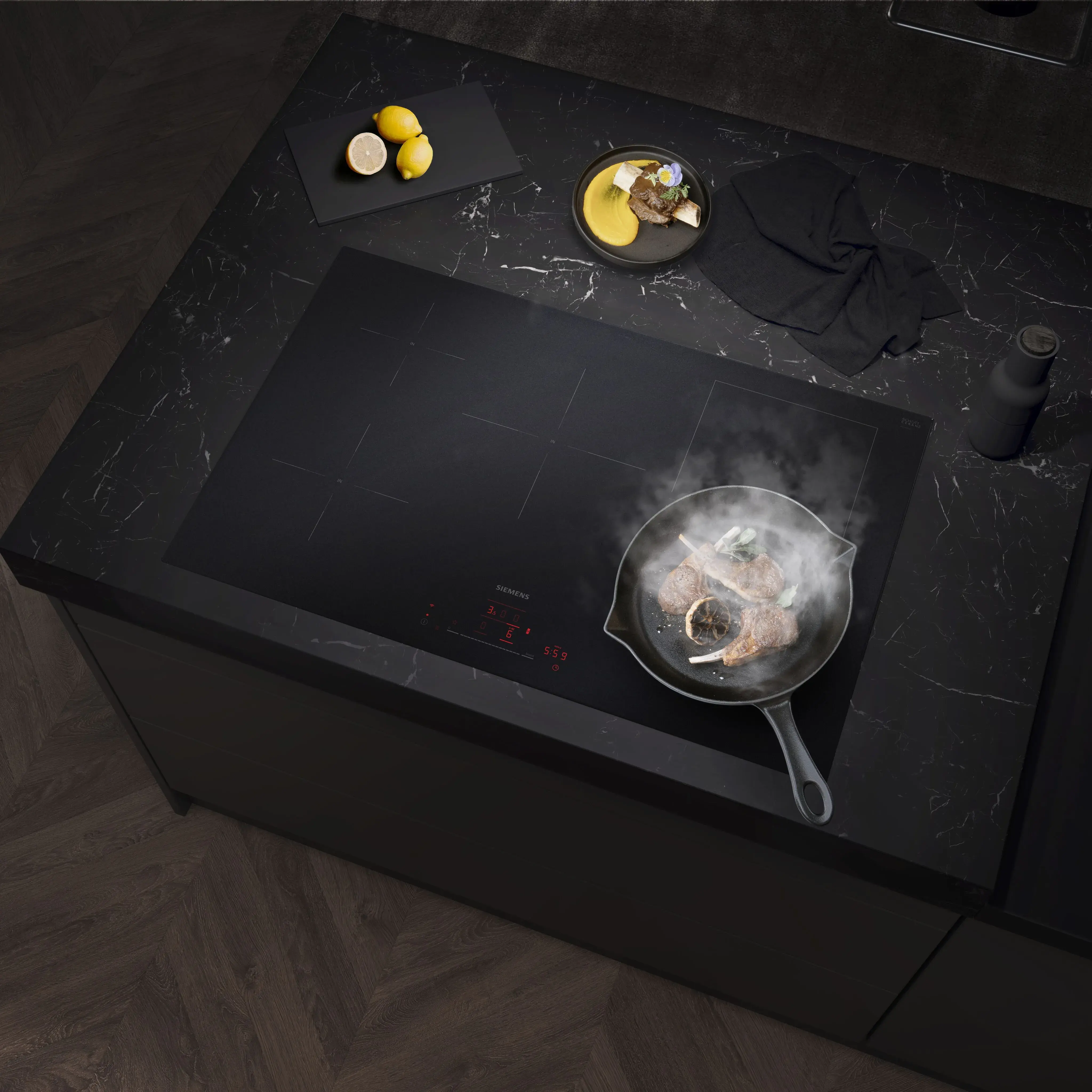 2025_06_Siemens_schwarzmattes Kochfeld Pfanne mit Lammkoteletts